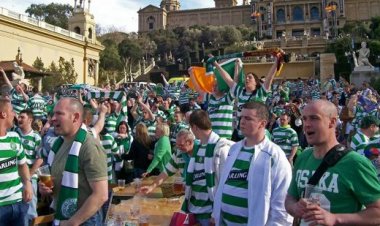 Photo Of The Day: Celtic Fans In Barcelona (2008) | The Celtic Star
