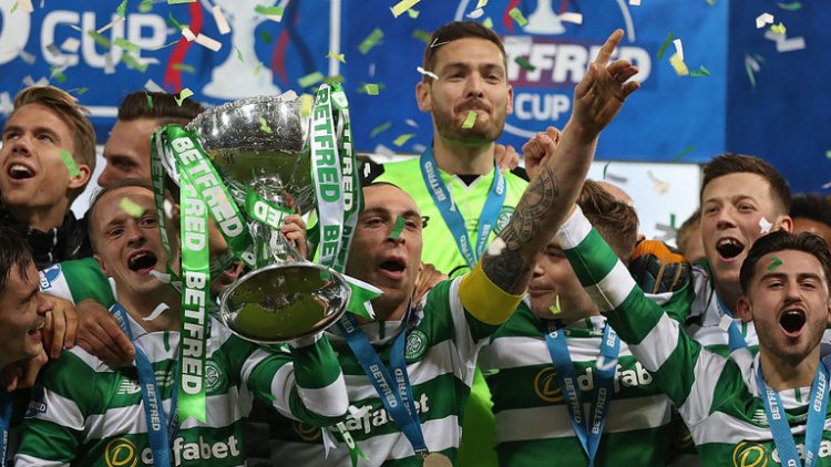 Photo: Bhoys pay tribute to Celtic legend Scott Brown | The Celtic Sta