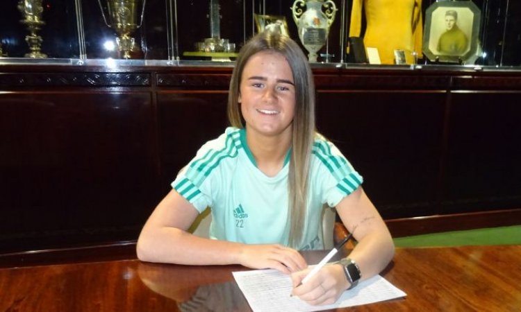 Celtic FC Women: Delight as Chloe Warrington signs her first professio
