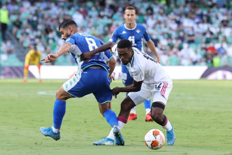 "Absolutely hopeless": Fans react to midfielder's woefu
